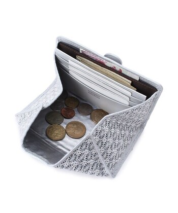 内側全体が箱型になっているユニークなデザイン。小銭とお札、カードが一体化していることで素早く支払いができるのがメリット。中身がよく見えるため、溜まりがちな1円や5円も使い切れます。