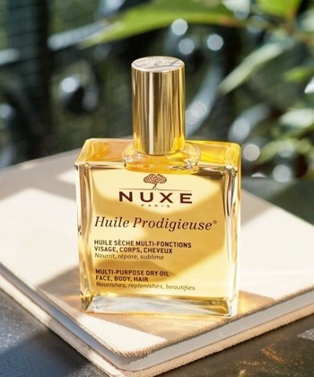 フランスで親しまれているマルチ美容オイル。ツバキオイルやアルガンオイルなど、ヘアケアにぴったりな成分が配合されているため、しっとりさらさらな髪の毛に。ヘアパックや頭皮マッサージまで、幅広く活躍してくれますよ。