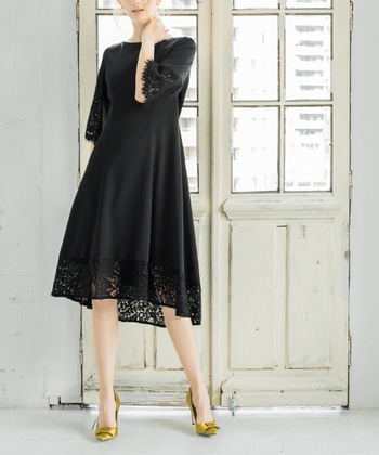 結婚式や二次会など、お呼ばれシーンにぴったりのエレガントなドレス。袖や裾のレースでさらに大人っぽい装いが完成。全身黒だとちょっと暗めになりがちですので、靴にカラーを取り入れたり、アクセサリーで華やかに仕上げましょう。