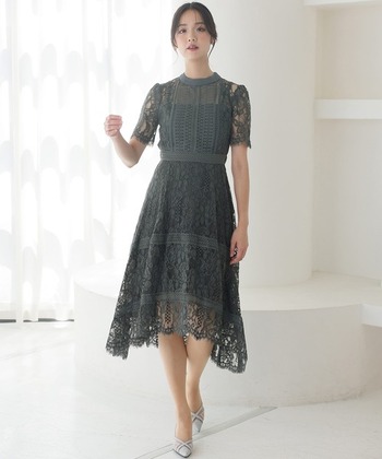 長めの丈感と総レースが大人っぽい女性らしさを演出してくれるワンピース。アーミーな色彩で落ち着いた雰囲気のドレスなので、小物はゴールドなどを取り入れてバランス良くまとめましょう。
