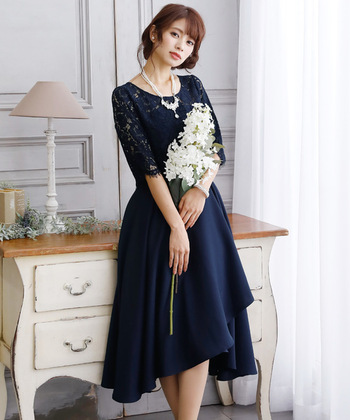 トップス部にレースがあしらわれた、知的な印象のネイビーのフレアドレス。袖付きなので、日中の挙式から二次会まで大活躍してくれます。また、パール系やホワイト系のアクセサリーとの相性も抜群です。