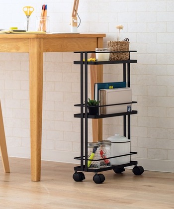 デスク周りのちょっとした小物を収納するのに便利なサイズのワゴンです。キャスター付きで、使う頻度の多いものもすぐに手に取れます♪