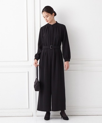 ジャケットやパンツ単体で普段も着まわしたいなら、自宅でお手入れができるのが一番。ウォッシャブル素材のパンツスーツなら、そんな願いをかなえてくれます。シワになりにくい素材なので、セレモニーのシーンでもきちんと感を維持できるのも魅力。ウエストベルト付きで、手抜き感のないカチッとした印象に。