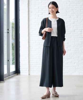 紺色とまではいかないけれど、決して黒ではない。それくらいのダークネイビーは、どんな場所でも着ていける万能色です。
柔らかく伸縮性のあるストレッチ素材は、動きやすいだけでなく、長時間着用しても型崩れしにくいアイテム。ワイドシルエットの同色パンツはカジュアルなトップスにも合わせやすく、着まわしが利きます。