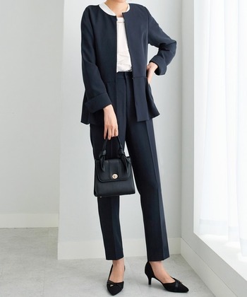 女性らしいテイストが好きな方には、ペプラムデザインのジャケット×細身パンツの組み合わせがおすすめ。パンツはすっきりしたシルエットながら伸縮性もあり、後ろはゴム仕様なので履き心地抜群です。自宅で洗えるウォッシャブル素材な点も魅力的。