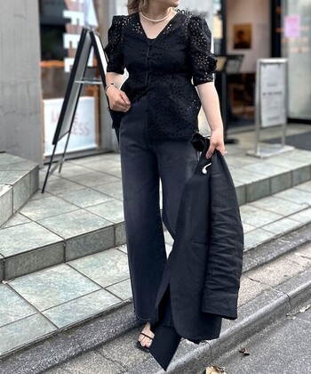 レースに加え、パフスリーブやウエストの切り替えで甘さが強調されたカットワークレースのブラウス。ブラウス自体を黒にするだけでなく、ブラックデニムとジャケットを合わせることで辛口に。オールブラックのコーディネートでも、レースで肌が透けているので涼しげです。