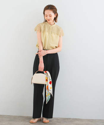 繊細なヨークレースを襟から肩にかけてあしらった上品なブラウスは、顔まわりの華やぎと上品さを加えてくれます。身頃はシンプルなので甘くなりすぎず、どのようなボトムとも相性良く合わせられるのもポイントです。