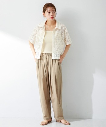 単調に見えがちなベージュのワントーンコーディネートは、のっぺりした印象にならないようにレースブラウスを羽織として加えて動きを出すのが成功のコツ。旬のショート丈のシャツなら、パンツともスカートも合わせやすく、羽織としても大活躍してくれます。