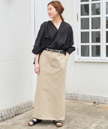 繊細な刺繍レースを挟み込んだコットンブラウスは、深めに開いたVラインが大人っぽさを演出してくれるポイント。ロング丈のタイトスカートを合わせてより大人っぽさを加速させて。黒とベージュの落ち着いた色合わせでも、レースの華やかさで地味になりません。