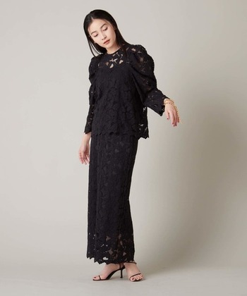 レーストップスとスカートがセットになったアイテムを用意しておけば、パーティーやかしこまった食事会などのシーンに◎ 全身レースで華やかがしっかりあるため、アクセサリーは最小限でもOKです。