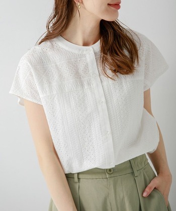 繊細なカットワークレースのコットン生地で作られたバンドカラーのシャツです。レースの柄が細かく肌が透けづいらため、露出が気になる人におすすめ。またバンドカラーできちんとして見えるため、カジュアルにもきれい目にも活躍してくれます。

写真のホワイトの他、ブラック、ブルー、ロイヤルブルー、ピンクとカラバリエーションが豊富。