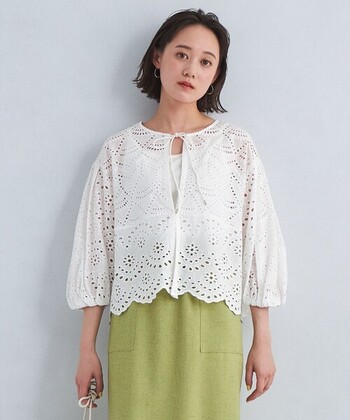 ダイヤ柄と花モチーフ、2つのレースを組み合わせた贅沢な一枚。たっぷりレース生地を使ったアイテムですが、素材がコットンのためナチュラルな雰囲気で着こなせます。

前後2WAYで着られるだけでなく、フロントを開けて羽織としても着用できる優れものです。