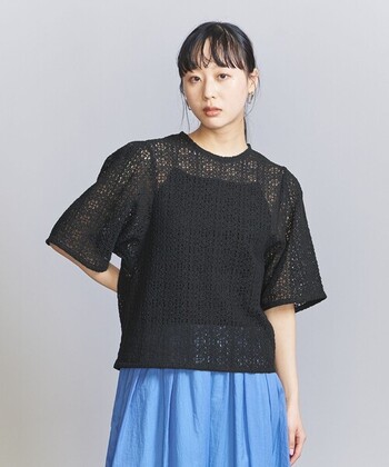 幾何学風の特徴的なレース素材を使ったシンプルなトップスは、程よい甘さでボトムを選ばず、コーディネートの幅を広げてくれる嬉しいアイテム。レースの柄が幾何学柄のため、甘さが控えめなのも使いやすいポイントです。

一見繊細に見えますが、自宅でお洗濯することもできてデイリーに活躍してくれます。