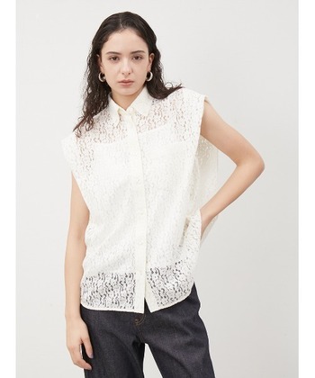 エレガントな花柄のコードレース素材を使用しつつも、かっちりとして見える肩タックやスタンダードシャツの雰囲気を残すことで、マニッシュな印象を与えます。少しゆったりしたシルエットですが、背中にはタックが入っていてすっきり見えるのも特徴。ほどよい丈感とサイドに入ったスリットのおかげで、アウトしてもインしても素敵に決まります。

