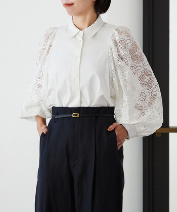 ナチュラル感のある麻混の素材と存在感のあるラッセルレースをコンビ使いしたブラウスは、肌の露出は控えながらレースの華やかさを享受したい人に最適なアイテム。マニッシュな黒パンツを合わせても、充分に女性らしいコーディネートが楽しめます。

長袖ですが、袖全体がレースになっているため涼しげ。肌寒くなってきたら中にロングスリーブのTインナーを重ねることで、長いシーズン楽しむことができます。