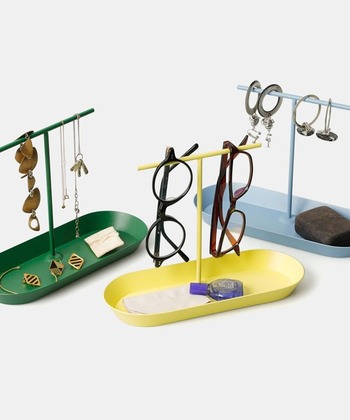 ポップなカラーが目をひく、スチール製のT字型アクセサリートレイ。バーにはフープピアスやフックピアスを引っ掛けるほか、ネックレスやサングラスもOK。玄関に置けばキーフックとしても活躍してくれます。