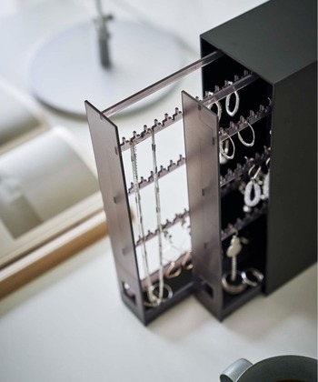 towerシリーズの引き出しケースタイプのアクセサリー収納ケース。コンパクトながらも大容量で、下段のトレイには指輪やブローチを置くことができます。引き出しを閉じればホコリの侵入も防げます。