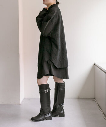 黒のロングブーツを取り入れたダークなワントーンコーデは、膝上のワンピースを合わせることで、控えめに肌見せ。抜けを作ることで、コーデにメリハリが生まれます。