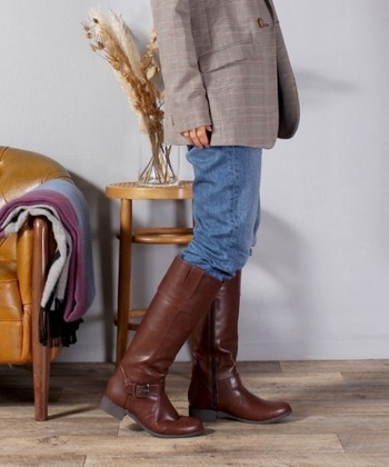 カジュアルな印象になりがちなデニムのブーツインスタイルを、トラッドな雰囲気のジャケットを合わせることできちんと感のある印象に。ブラウンカラーを選ぶことで、重すぎない印象に決まります。