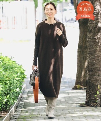 袖をリブ編みにすることでほどよいフィット感を生み、柔らかなシルエットの中にほんのりシャープな印象を与える一枚。ベージュのスウェードブーツで秋冬らしく決めたら、繊細なネックレスを合わせて華やかさを添えて。