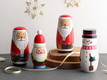 「だるまさん」を「サンタさん」に変えて、「サンタさんがころんだ」にして遊びましょう♪サンタさん役の人は、帽子などをかぶるとさらにクリスマスらしくなります。