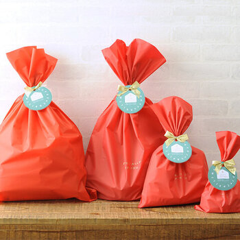 クリスマスパーティーの定番、プレゼント交換。子ども向けのパーティーなら、予算は500円以内が妥当です。輪になって、クリスマスのBGMを流しながら次々に渡していき、曲が止まったときに持っているプレゼントをゲット！くじ引き方式にしたり、ビンゴゲームで当たった人からプレゼントを選ぶのも盛り上がりますよ。おうちに帰ってプレゼントを開ければ、帰ってからもハッピーな時間に。