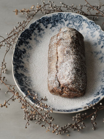 クリスマスのお楽しみ、ドイツの伝統菓子「シュトレン」はみんなで食べる手土産にもうってつけ。こちらは、卵・砂糖・バター不使用のシュトレン。アレルギーでシュトレンを食べたことのなかった方にも召し上がっていただけると人気です。