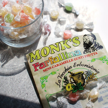 1956年にミラノで創業した「AKELLAS(アケラス)社」のミニキャンディ。1粒が約1gほどの超ミニサイズなので、シーンを問わずにさっと食べられます。レモン、オレンジ、コケモモ、ペアー、ストロベリーの5つの味。