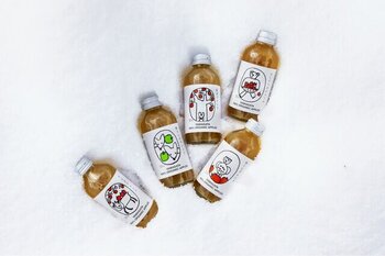 自然の甘さや酸味が感じられるおいしいリンゴジュース。180mlの小瓶タイプで飲みきりやすく、食卓にそのまま置いておいてもかわいいデザインです。
