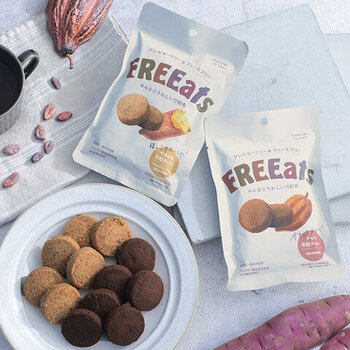 米粉でつくられたアレルギーフリー＆グルテンフリー、さらに着色料や香料不使用とカラダに良いこと尽くしのクッキー。大人も子どももみんなで一緒においしさをシェアできるおやつです。常温で長期保存ができるので、ストックしておくのも◎。