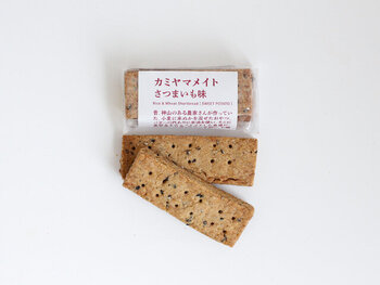 エナジーバーとしてどこかで聞いたことのあるようなネーミングとかたちの、洒落っ気があって楽しいこのお菓子。小麦に米ぬかを混ぜたおやつにヒントを得てつくられています。素朴な味わいで日持ちもすることから、ちょっとしたプレゼントやお土産、お茶の時間などいろんなシーンに寄り添ってくれます。