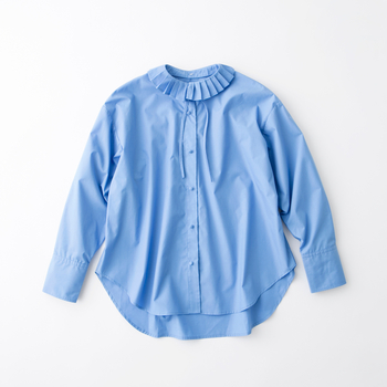 取り外しできるフリル襟付きで、気分やシーンに合わせて印象をチェンジ。外すとすっきりしたバンドカラーになり、きれいめにもカジュアルにも活躍します。さらりとした素材はシワになりにくく、忙しい朝も頼れる一着です。