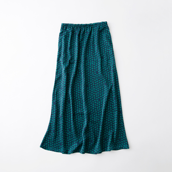 ヴィンテージのシルクスカートを思わせる、上品なツヤと落ち感が魅力。レトロな花柄がダークトーンでまとめがちな秋冬コーデのアクセントにも。軽やかに揺れるシルエットで、日常にも特別な日にも寄り添う一枚。