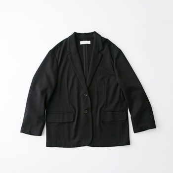 ポンチ素材の程よい伸縮性とハリ感で、動きやすくもきちんと見える仕上がりに。肩はやや落としたデザインで、身幅にはゆとりを持たせてストレスフリー。通勤にもお出かけにも対応できる、頼れる万能ジャケットです。