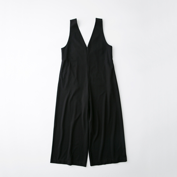 前後で着られる2way仕様で、Vネックとスクエアネックの2つの表情が楽しめます。しなやかなポンチ素材が体のラインを拾わず、美しいシルエットをキープ。同素材のジャケットと合わせれば、きちんと見えするセットアップとしても活躍します。