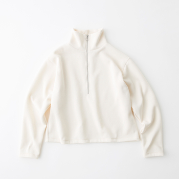 表はローゲージ、裏はハイゲージで編まれたニットソー素材。軽さとハリを兼ね備え、カジュアルながらも品のある印象に。ハーフジップの開閉で襟元の表情を変えられ、さまざまな着こなしが楽しめます。洗える素材なので、お手入れも簡単。