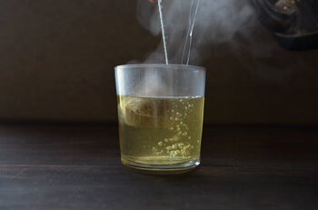 高知県産生姜と、有機認定圃場で栽培された国内産100％のレモングラスを使用したハーブティー。ティーバックタイプなので、映画を再生する直前にお湯を注いでセットして。感動体験とハーブティーで身も心もあたたかに。