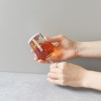 プラスチック素材のワイングラス型パッケージで、気軽に手を伸ばせるカップワイン。飲みきりサイズでグラスも栓抜きも要らないから、映画鑑賞のときも手軽にワインを楽しめます。ステム（脚）は取り外し可能。メルロー、シャルドネ、ロゼの3種展開です。