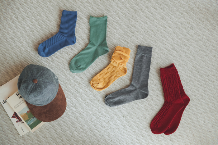 秋冬ファッションの名脇役。いつものコーデに差し色ソックスで彩りを