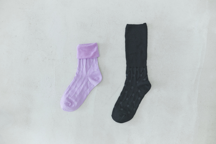 （左）梳毛リンクスドットショートソックス（ダルパープル）￥1,540／Tabio
（右）梳毛リンクスドットショートソックス（クロ）￥1,540／Tabio