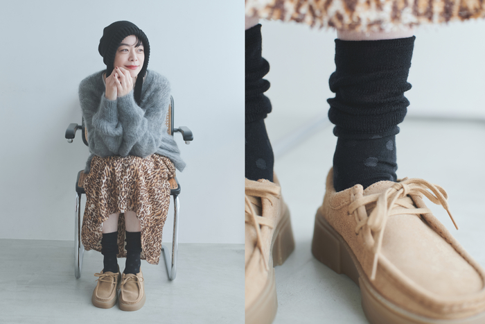 一気に華やぐレオパード柄は、思い切ってボトムスで取り入れてみて。その他のアイテムはシンプルにまとめるのがコツ。ニット帽と靴下は締め色のブラックを選びましょう。靴下のドット柄が上品なアクセントになって、洗練された大人のカジュアルコーデの完成です。靴下はくしゅくしゅとたるませて抜け感をプラス。