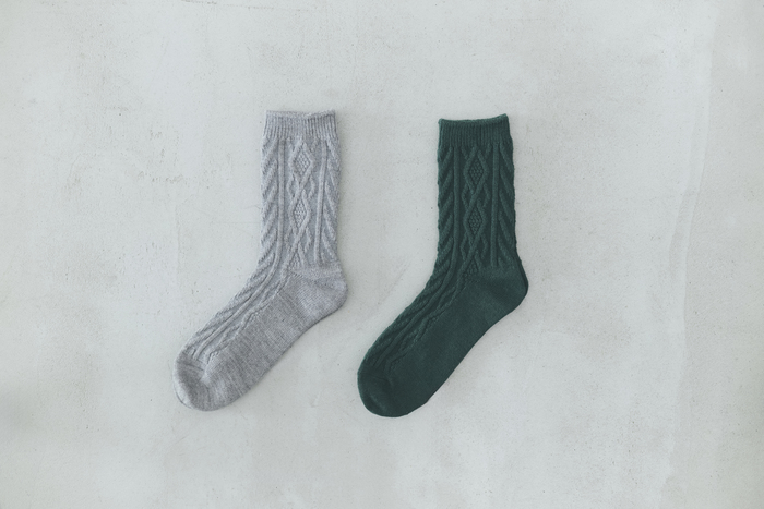 （左）毛混ダイヤケーブルソックス（グレーモク）￥990／靴下屋
（右）毛混ダイヤケーブルソックス（フォレストグリーン）￥990／靴下屋