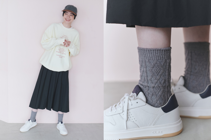 スウェット×スニーカーの組み合わせは、秋冬の定番スタイル。いつもの楽ちんコーデを格上げするなら、グレーのケーブル柄ソックスが◎。ほっこりニットのようなデザインは、カジュアルスタイルとも相性がよく、上品な印象に。落ち着いたグレーなら、洗練された雰囲気に仕上がります。