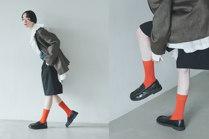 ジャケット×シャツ×ローファーの王道トラッドスタイルも、少しの工夫で垢抜けます。秋色のジャケットを羽織ったら、ハーフパンツとフリルシャツで鮮度をプラス。そこにパキッとしたキャロットカラーの靴下を投入すれば、クラシックなコーデがさらにアップデート。