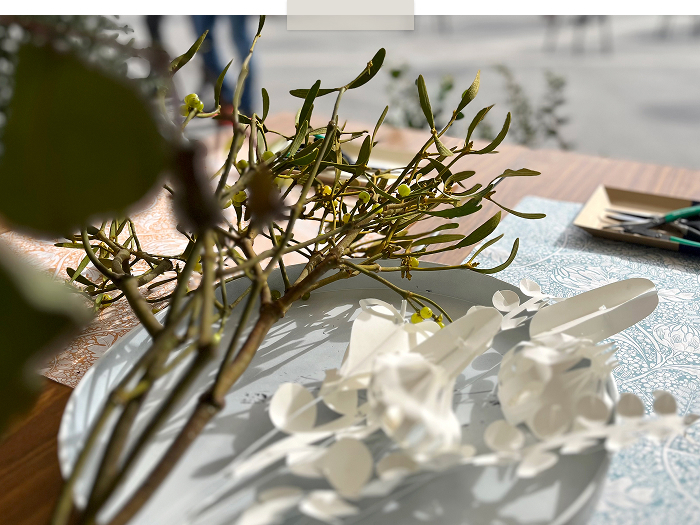 amaで不定期開催している冬の親子ワークショップでは、紙のお花でクリスマスリースづくり。ヤドリギはとても人気です！