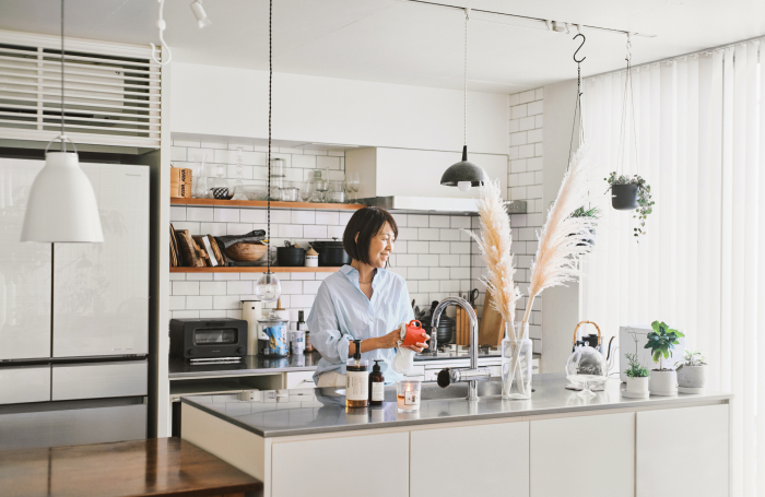 みつまともこ・サザビーリーグにてウィンドーディスプレイ・スタイリングを担当し、退社後フリーランスのスタイリスト・ディスプレイデザイナーとして活動。著書「暮らしの図鑑　ガラス」（翔泳社）など。【[Instagram](https://www.instagram.com/mitsumatomoko/)】【[公式HP](https://www.mitsumatomoko.com/?fbclid=PAZXh0bgNhZW0CMTEAAacwjzm2-VwcptgN6j9fdD-VJa6D_afO5PNW1VZ0EwnazonIpLMy7gD1fCdjEQ_aem_pCUDmrsGYjXlSiPvO03mfw)】
