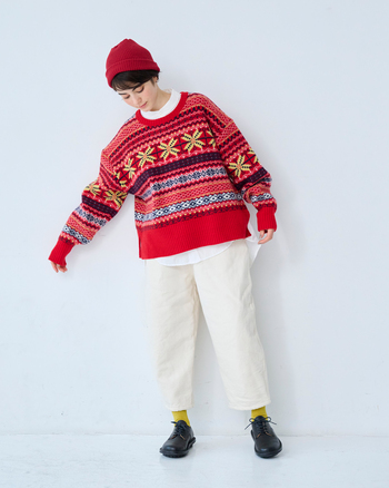 冬ニットの定番であるフェアアイル柄は、遊び心のある鮮やかな配色をチョイスして。シンプルなボトムを合わせるだけで、コーデの主役として存在感を放ちます。伝統的な柄をやさしく引き立てるのは、上質なタスマニアラムウールならでは。ふっくらとやわらかな風合いで、着心地も抜群な一枚です。