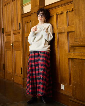 深みのあるロイヤルタータンチェックが印象的なスカート。シンプルなニットを合わせるだけで、品よく存在感のあるコーディネートに仕上がります。程よく広がるフレアシルエットが動きをもたらし、ウール混素材ならではのハリとあたたかみが感じられる一着。