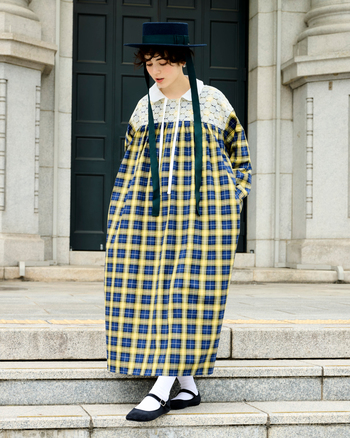 ブルー×イエローのロイヤルタータンチェックに、ヨーク部分のレースが華やかさを引き立てるワンピース。コーディネートいらずでスタイルが決まり、上品な存在感を放ちます。アクセサリーやバッグでシーンに合わせた印象を変えられるのも魅力。お呼ばれにもぴったりな、主役級ワンピースです。