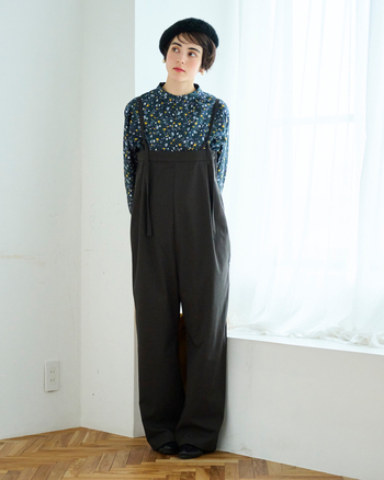 すとんと落ちるオールインワンに、木の実柄のシャツを合わせたマニッシュなスタイル。すっきりとしたシルエットに繊細な柄が映え、甘さを抑えた上品な雰囲気を演出します。シャツの首元に立体感のあるギャザーが施されているので、顔まわりもやさしい印象に。